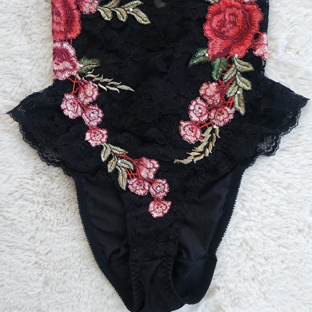 Vintage Gold Victoria Secret Dark Floral Embroidered Roses Lace Pearl Bodysuit - Picture 10 of 16